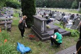Sprzątali zaniedbane mogiły zasłużonych na cmentarzu "Zjawieniu" w Radomyślu nad Sanem. Zobacz zdjęcia