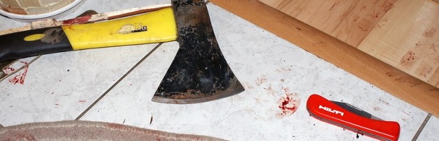 Siekiera i nóż, którymi szaleniec zaatakował ludzi.