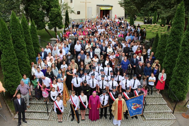 Pamiątkowa fotografia uczestników jubileuszu 750-lecia parafii we Wrzawach.