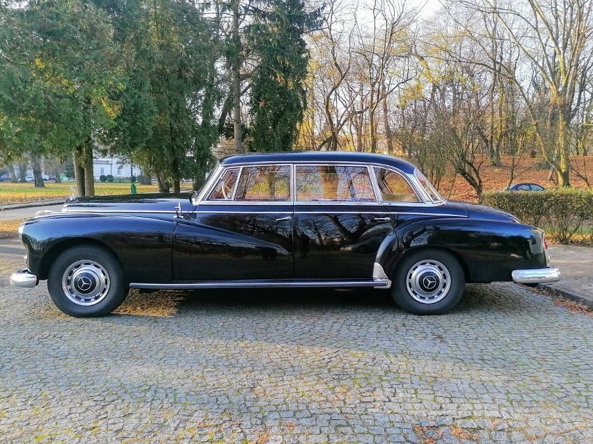 Podwarszawski dealer samochodów klasycznych, firma Classic...