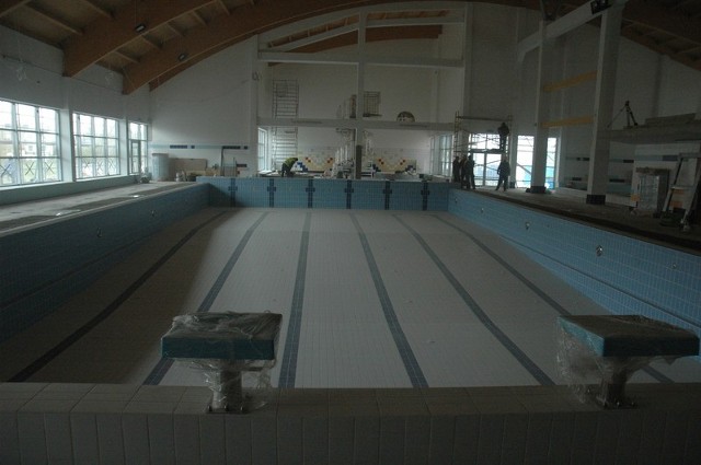 Główna niecka basenowa jest już gotowa. W oddali pracownicy przygotowują się do montażu zjeżdżalni. Po prawej znajdą się szatnie i basen do nauki pływania.