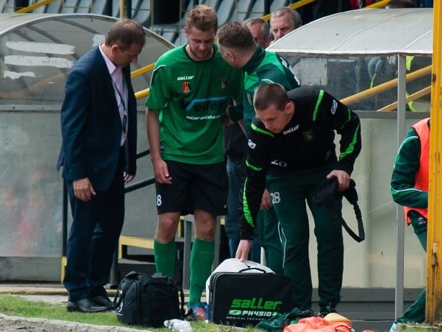 Pomocnik Stali Stalowa Wola Michał Kachniarz (drugi z lewej) opuszcza przedwcześnie plac gry. 27-letni zawodnik doznał urazu, który wykluczył go z udziału w meczu z Zagłębiem już w 30 minucie.