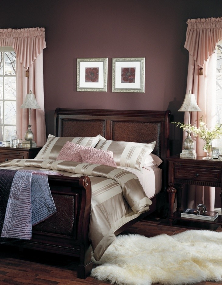 Sypialnia ze ścianami w kolorze fioletowym...