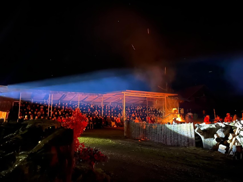 "Prawdziwe Betlejem" w Kochanach. To niepowtarzalny, prawdopodobnie największy w Polsce spektakl bożonarodzeniowy. Zobaczcie zdjęcia