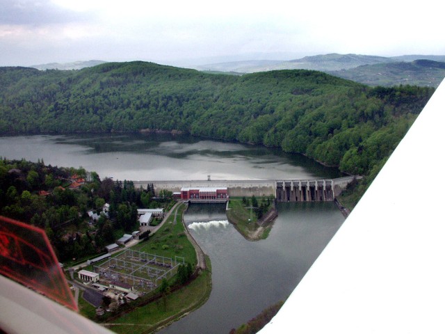Zapora w Rożnowie może zrzucać w dolny bieg Dunajca 3800 m sześciennych wody na sekundę. Rekord z roku 2010 - 2000 kubików