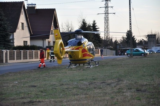 Strażacy przygotowali lądowisko dla śmigłowca, który pojawił się na miejscu, ale został odesłany, bo do chorego dotarła już karetka.