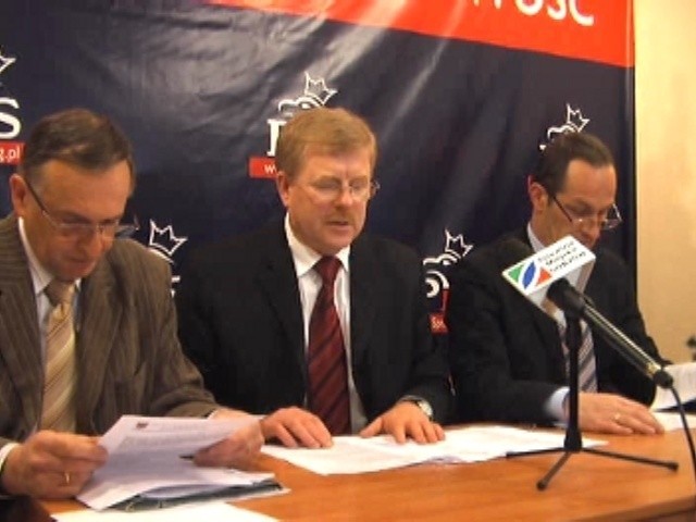 Radni PiS (od lewej) Tadeusz Iżykowski, Mirosław Rawa i Arkadiusz Marcinkiewicz mówili, że miasto musi lepiej planować inwestycje. 