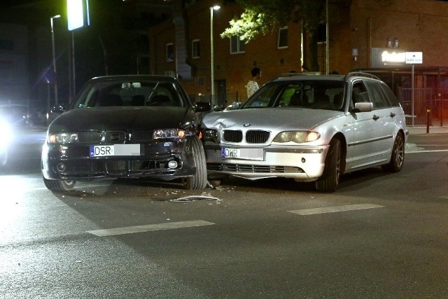 Kierujący seatem mężczyzna, wyjeżdżając ze stacji paliw, nie ustąpił pierwszeństwa kierowcy BMW, który jechał ul. Obornicką w stronę skrzyżowania z ul. Bałtycką