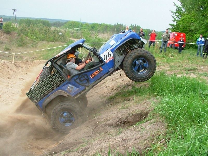 Zdjecia z 8 Rajdu Samochodów Terenowych Magam Trophy w...