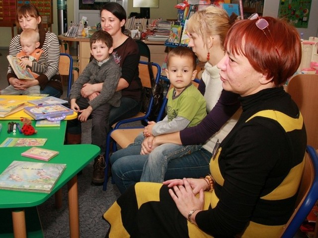 W pierwszym spotkaniu uczestniczyło 14 dzieci z mamami. Maluchy słuchały m.in. bajek.