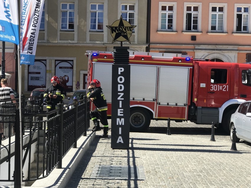 Straż pożarna interweniuje w podziemiach placu Solnego [ZDJĘCIA]