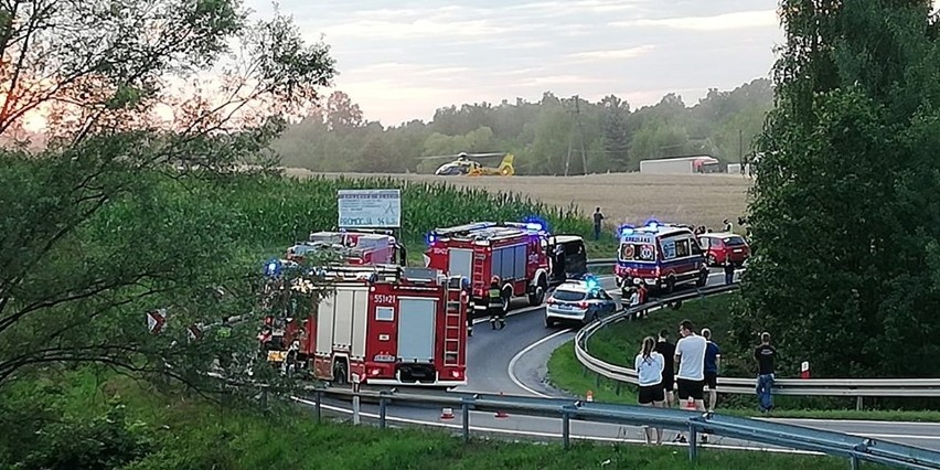 Groźny wypadek w Radoczy (pow. wadowicki). 8 osób rannych. Na miejscu lądował LPR [ZDJĘCIA]