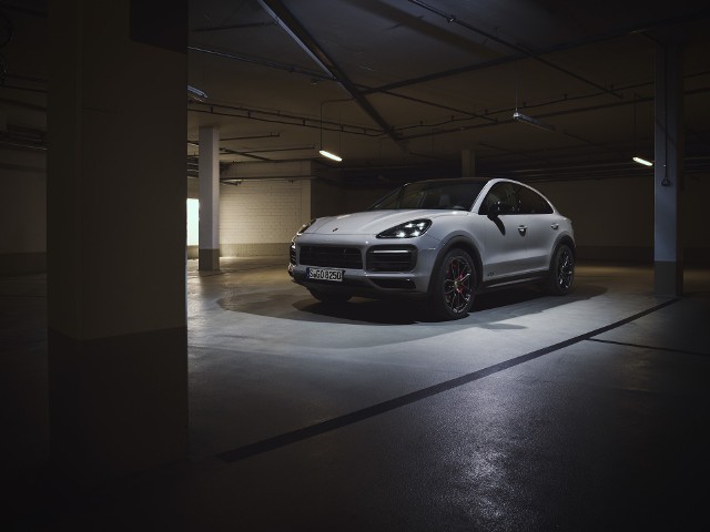 Porsche uzupełnia ofertę swoich SUV-ów o dwa nowe warianty: Cayenne GTS oraz Cayenne GTS Coupé. Typowo dla rodziny GTS szczególnie ważną rolę odgrywa tu układ napędowy: zamiast poprzednio stosowanego 3,6-litrowego silnika biturbo V6 pod maską Cayenne GTS znów bije serce V8.Fot. Porsche