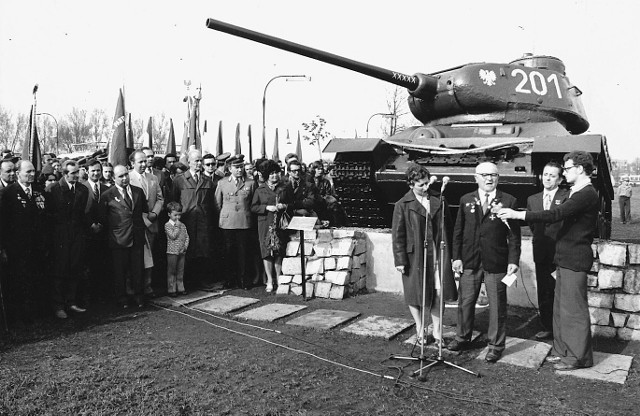 Odsłonięcie pomnika na szlaku Zwycięstwa w Białymstoku przy ul. Sienkiewicza w 1975 r.  Muzeum tworzyło ten szlak na terenie miasta.