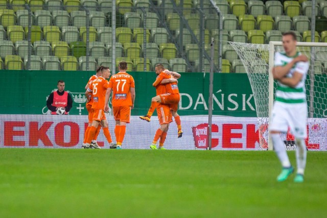 Piłkarze Bruk-Betu Termaliki Nieciecza cieszą się po zdobyciu zwycięskiego gola na Stadionie Energa Gdańsk