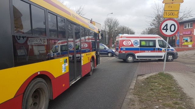 Groźny wypadek na Liściastej w Łodzi. Mężczyzna wbiegł pod nadjeżdżający autobus. W stanie ciężkim odwieziony do szpitala