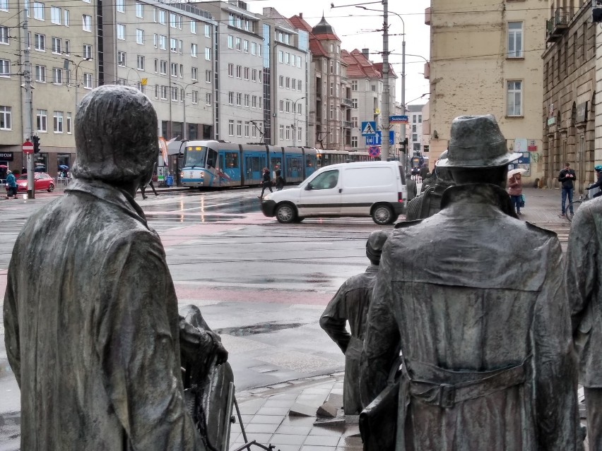 Poranny paraliż Wrocławia. Mężczyzna skoczył ze słupa energetycznego, zginął na miejscu (ZDJĘCIA)