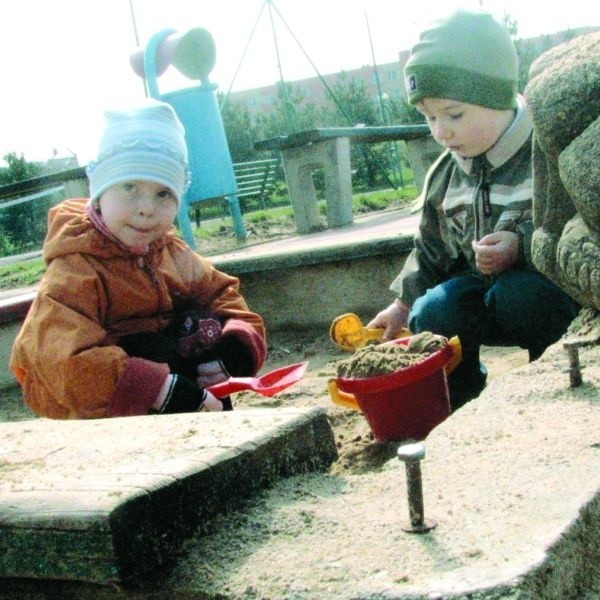 Śruby przy piaskownicy na jednym z placów na SM "Perspektywa&#8221; to zagrożenie dla 3-letniej Karolinki i Kamila. Leszek Konopka, wiceprezes SM, zapewnia, że będzie to natychmiast naprawione.