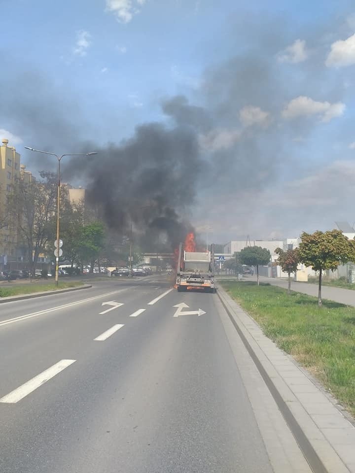 Płonąca ciężarówka we Wrocławiu.