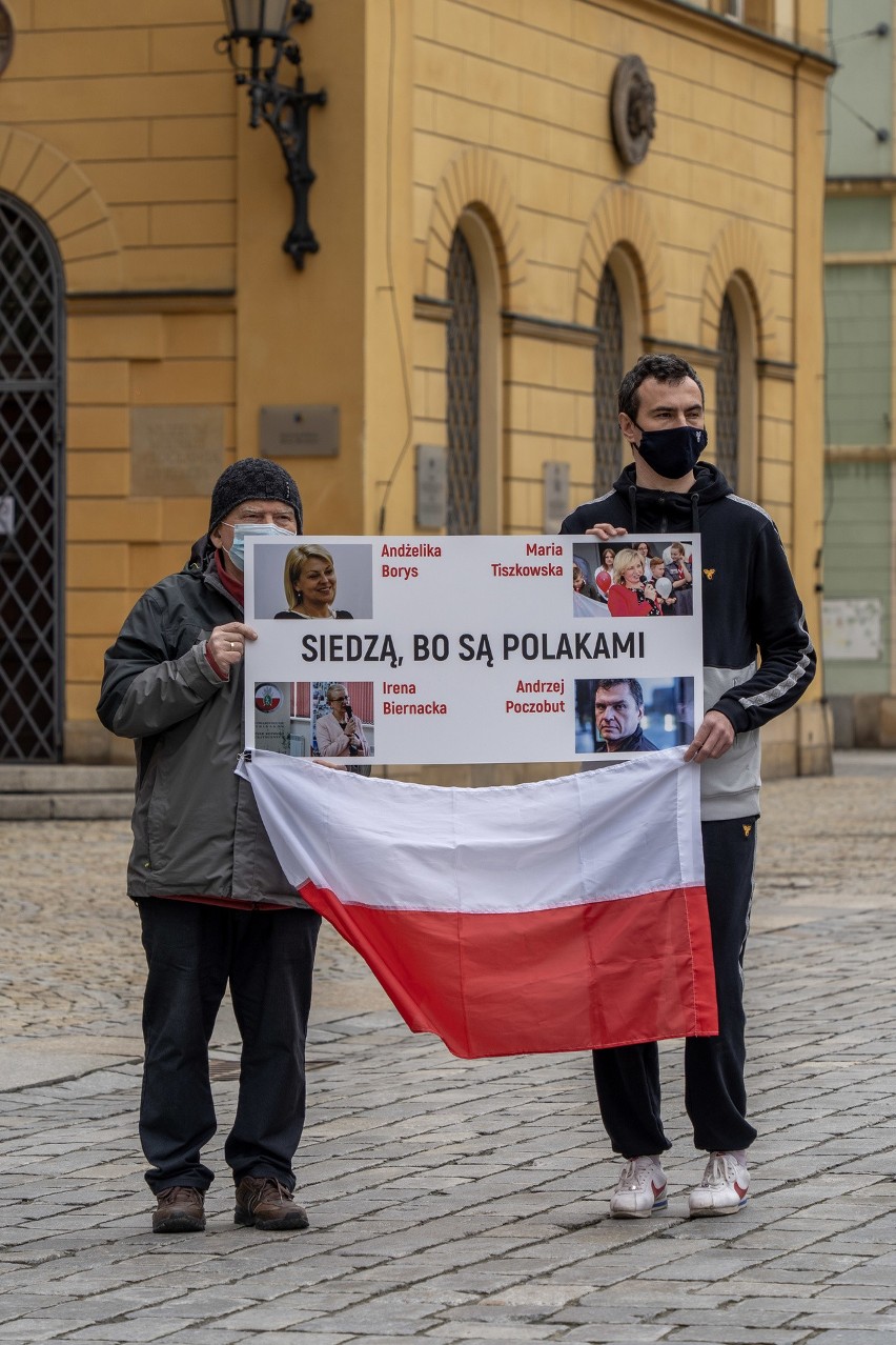 Wrocławski Rynek niedziela 18 kwietnia. Protest przeciwko...