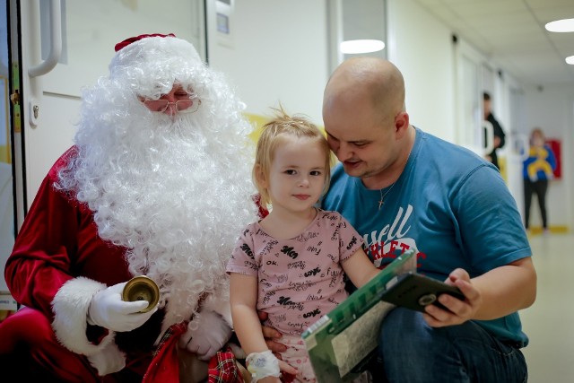 Św. Mikołaj odwiedził dzieci w Szpitalu Puckim - 4 grudnia 2022 r. Zdjęcia obiegły sieć