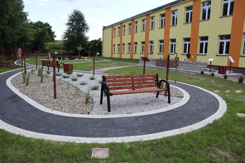 Ogród Sensoryczny przy szkole w Młodzawach. Więcej na...