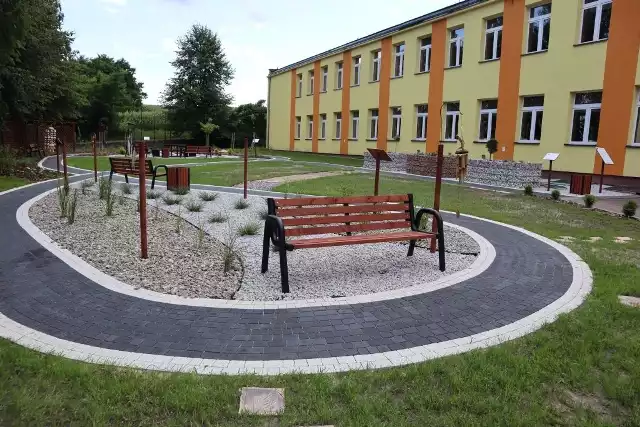 Ogród Sensoryczny przy szkole w Młodzawach. Więcej na kolejnych zdjęciach
