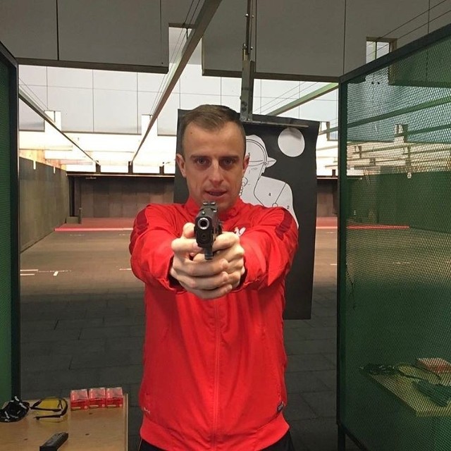 Kamil Grosicki spróbował swoich sił z pistoletem