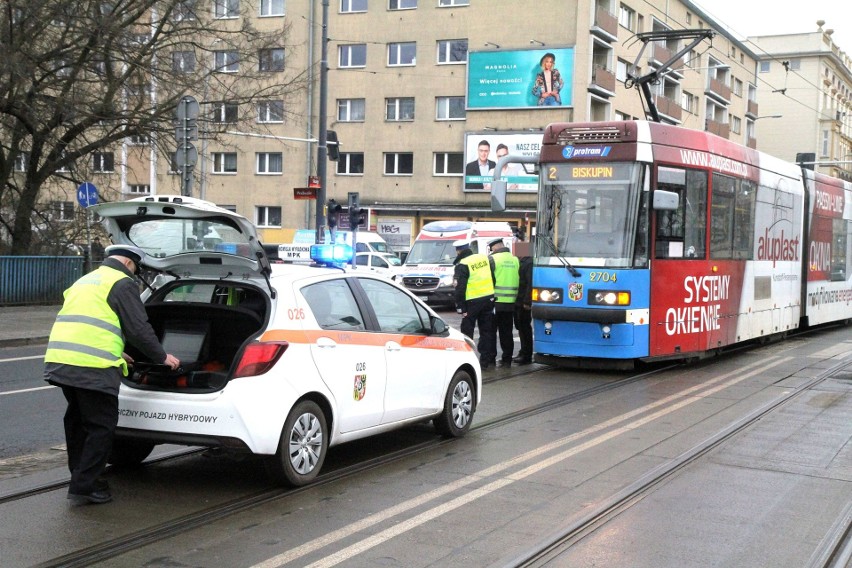 Tramwaj potrącił pieszego w centrum Wrocławia. Mężczyzna został ranny [ZDJĘCIA]