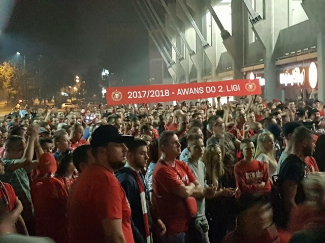 Około 1 w nocy pod stadionem Widzewa zebrało się blisko dwa tysiące kibiców. Podziękowali oni piłkarzom za wywalczenie awansu do II ligi.