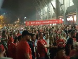 Kibice Widzewa dziękują piłkarzom pod stadionem przy Piłsudskiego [FOTORELACJA, FILM]