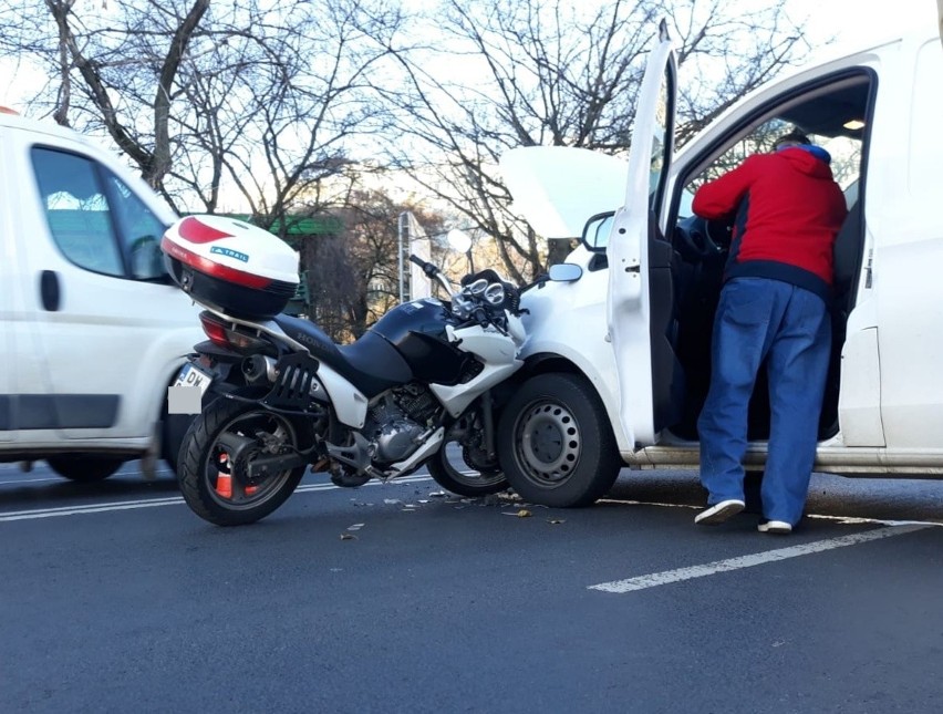 Wypadek motocykla i samochodu przy Pasażu Zielińskiego (ZDJĘCIA)