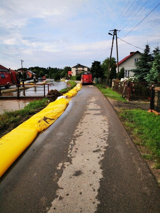 Burza i ulewy w Świętokrzyskiem: podtopione piwnice, częściowo zerwany dach, połamane drzewa. Są kolejne ostrzeżenia [RAPORT NA BIEŻĄCO]