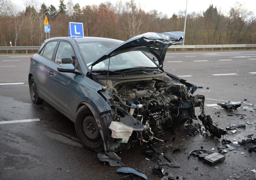 Na alei Wolności w Przemyślu hyundai nauki jazdy zderzył się z ciężarówką. Cud, że nikt nie został ranny [ZDJĘCIA]