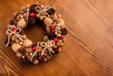 Wieniec świąteczny z orzechów i nie tylko – zrób to sam. Zobacz, jak wykonać piękną dekorację świąteczną