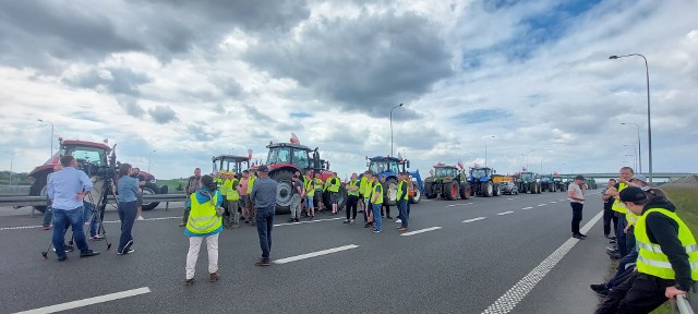 Rolnicy powracają do blokad dróg