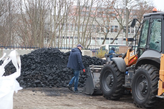 Jesienią ubiegłego roku węgiel był wyczekiwany. Teraz jest go nawet zbyt dużo. Na zdjęciach: węgiel na placu MPO Łódź w grudniu 2022.