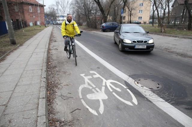 Kontrapas to wydzielony białą linią fragment jezdni, pozwalający na jazdę rowerem pod prąd na ulicy jednokierunkowej. W przeciwnym kierunku rowerzyści poruszają się jezdnią, wraz z samochodami.