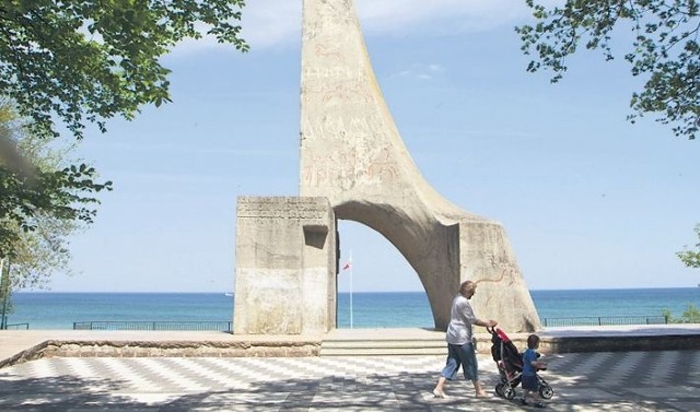 Pomnik Zaślubin znajduje się przy Bulwarze Jana Szymańskiego, kilkaset metrów od latarni morskiej.