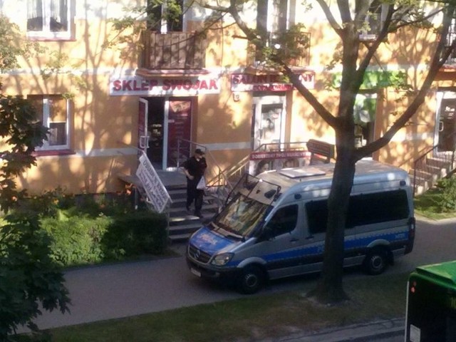 To zdjęcie nie pozostawia złudzeń. Policjanci wjeżdżają na chodnik przed sklepem przy ul. Grochowej. Na ulicy też by nie mogli się zatrzymać, bo obowiązuje tu zakaz zatrzymywania.