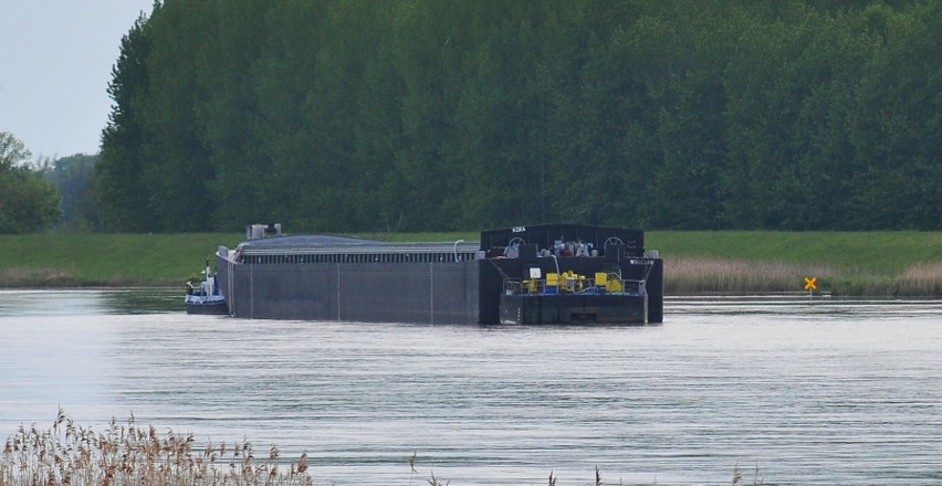 Odrą transportowana do odbiorcy jest m . in. barka, która...