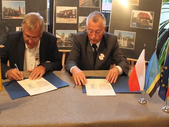 Dokument dotyczący współpracy seniorów ze strony niemieckiej asygnował Gűnter Bohlmann (od lewej), a z wąbrzeskiej Stanisław Bączkowski