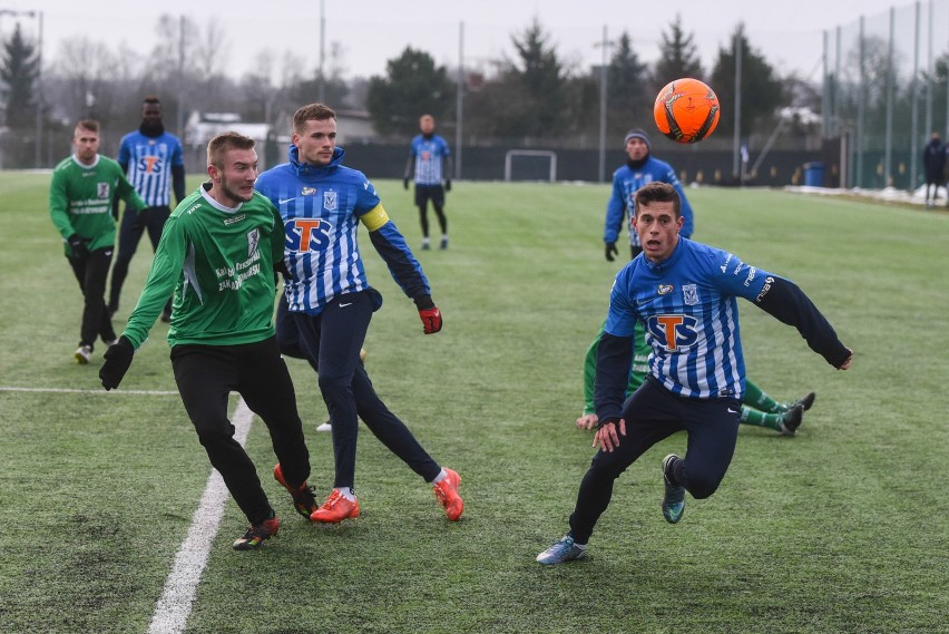 Wołodymyr Kostewycz (przy piłce) w meczu z Sokołem Kleczew