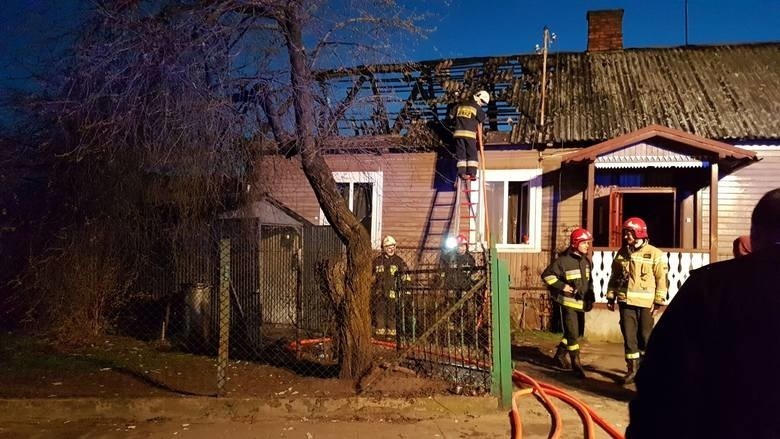 Pożar w Łapach. Najważniejsza jest odbudowa domu. Rodzina z dziećmi straciła w pożarze dom [ZDJĘCIA]