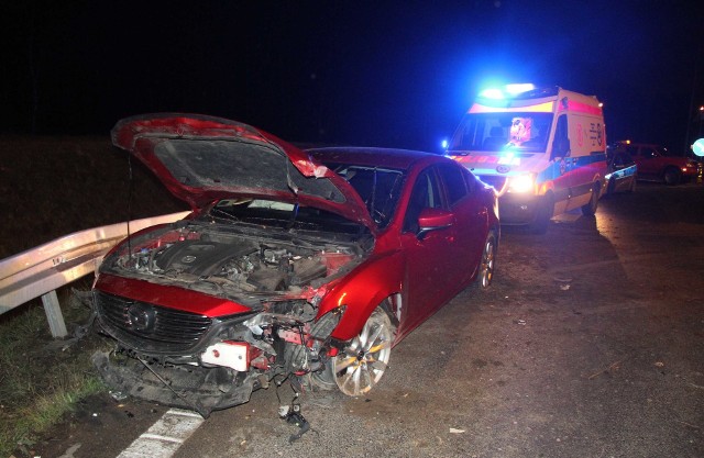 Kolejny wypadek na rondzie w Cedzynie. Tym razem nieszczęście spotkało kierowcę mazdy z Sochaczewa. Zdarzenie miało miejsce w czwartek, 15 listopada, po godzinie 23. Chodzi o newralgiczne miejsce w miejscowości Cedzyna w powiecie kieleckim, gdzie droga ekspresowa S 74 raptownie się kończy, przechodząc w zwykłą, wąską "krajówkę". Te dwie szosy rozdziela rondo. Policja odnotowała tam już wiele takich samych zdarzeń drogowych. Niefrasobliwi kierowcy, pędząc szeroką "ekspresówką" często nie zdążają nacisnąć na czas hamulców. Ponieważ w środku ronda w Cedzynie znajduje się niewielki kopiec, auta z ogromną siłą wjeżdżają na niego i wzbijają się w górę. Częstokroć pojazdy lądują po drugiej stronie ronda, powodując duże zagrożenie. Miejsce to policjanci żartobliwie nazywają "rondem Adama Małysza", nawiązując do kariery znanego polskiego skoczka narciarskiego. Jak informowaliśmy w czwartek rano, sezon "skoków" został już rozpoczęty. Miało to miejsce przed świtem, po godzinie 3 rano w Cedzynie gdzie tamtejsze rondo pokonał, prowadząc bmw, kierowca z ponad trzema promilami alkoholu we krwi.>>>>>CZYTAJ WIĘCEJ O WYPADKU PIJANEGO KIEROWCY BMWCzwartkowy dzień zwieńczył kolejny, też młody, skoczek, tym razem trzeźwy kierowca mazdy 6, mieszkaniec Sochaczewa. Jadąc tak, jak jego poprzednik drogą numer 74 od strony Kielc w kierunku Radlina, zderzył się z barierą ochronną po drugiej stronie ronda. Przefrunął je wraz z pasażerem, ale obaj mieli i tak szczęście, ponieważ nic im się nie stało. Wszystko rozegrało się w czwartkowy wieczór po 23. W następnych slajdach zdjęcia z wypadku, który wydarzył się w czwartek wieczorem, wykonane przez naszego fotoreportera. 