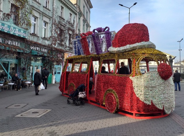 Na "Patelni" w Sosnowcu zaparkował świąteczny autobus ogórek