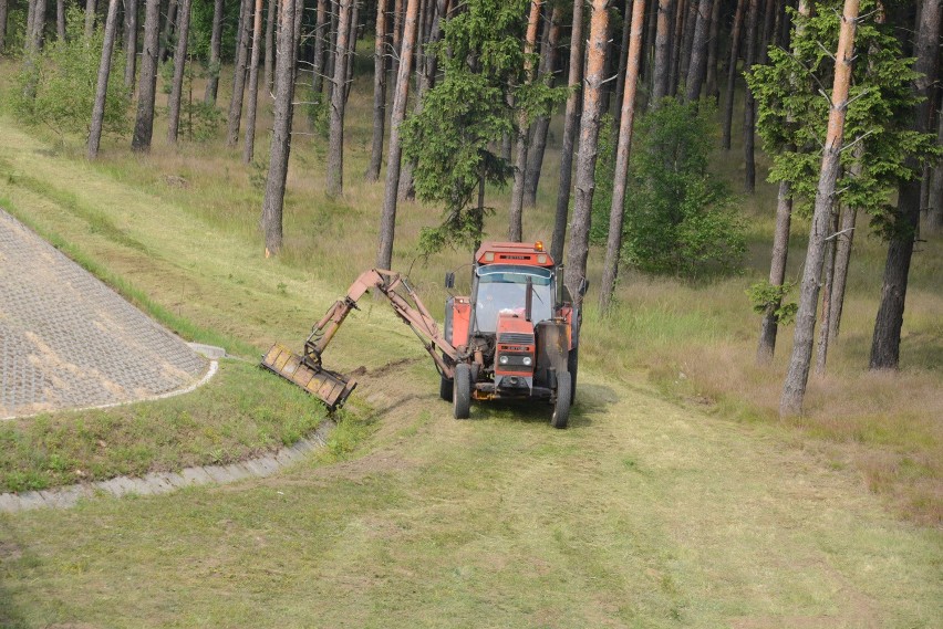 Pracownik Zakładu Gospodarki Komunalnej zasłabł w trakcie pracy i zmarł. Kosił trawę w samo południe