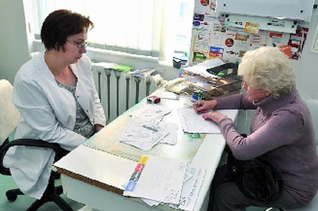 Monika Falkowska leczy się w poradni osteoporozy od 10 lat. &#8211; Nie wyobrażam sobie, co będzie &#8211; mówi. Dlatego jak inni pacjenci podpisała się już pod protestem przeciwko likwidacji.