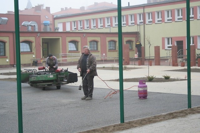 Na placu między szkołą a salą gimnastyczną trwają intensywne prace. Powstaje między innymi boisko ze sztuczną nawierzchnią