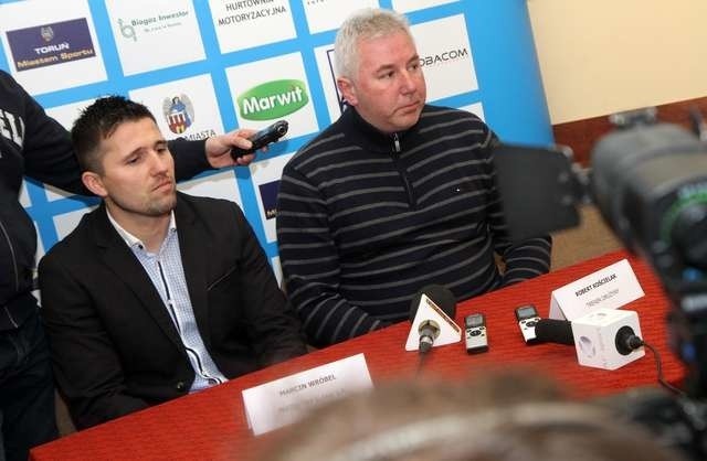Wczoraj Marcin Wróbel (z lewej), prezes Elany Toruń, spotkał się z trenerem Robertem Kościelakiem (z prawej). Efektem rozmów jest dymisja szkoleniowca